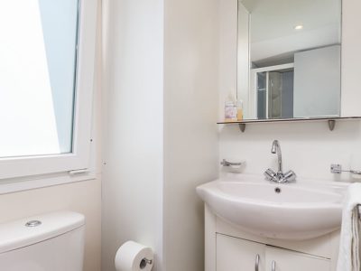 camping-porat-mobile-home-gold-interior-bathroom-2