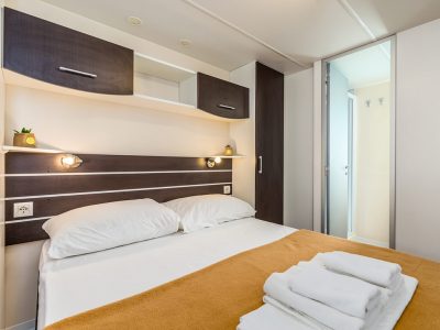 camping-porat-mobile-home-gold-interior-bedroom-2