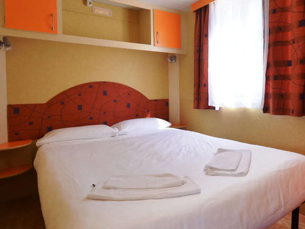 camping-tasalera-mobile-homes-double-bedroom-2