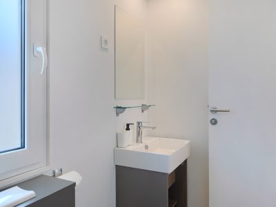 campsite-park-umag-mobile-home-adria-garden-interior-bathroom