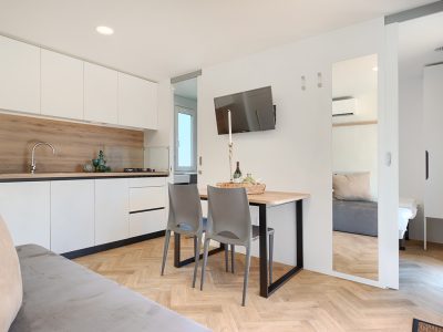 campsite-park-umag-mobile-home-adria-kitchen-living-room-bedroom