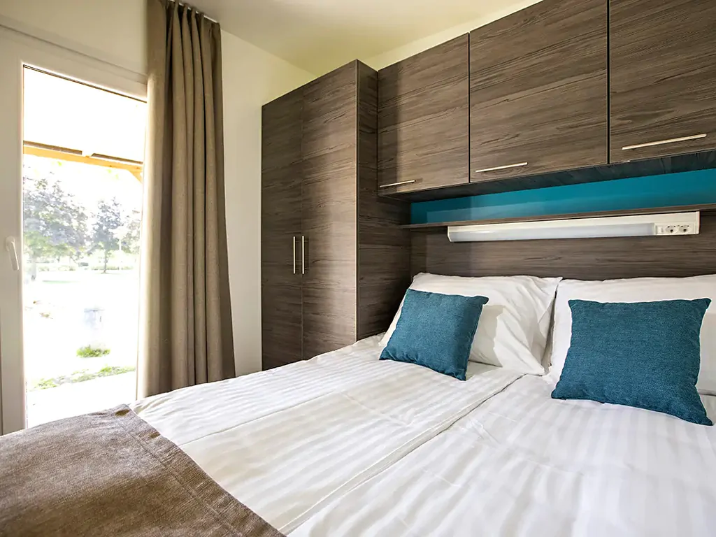 campsite-terme-ptuj-interior-mobile-home-double-bed-3