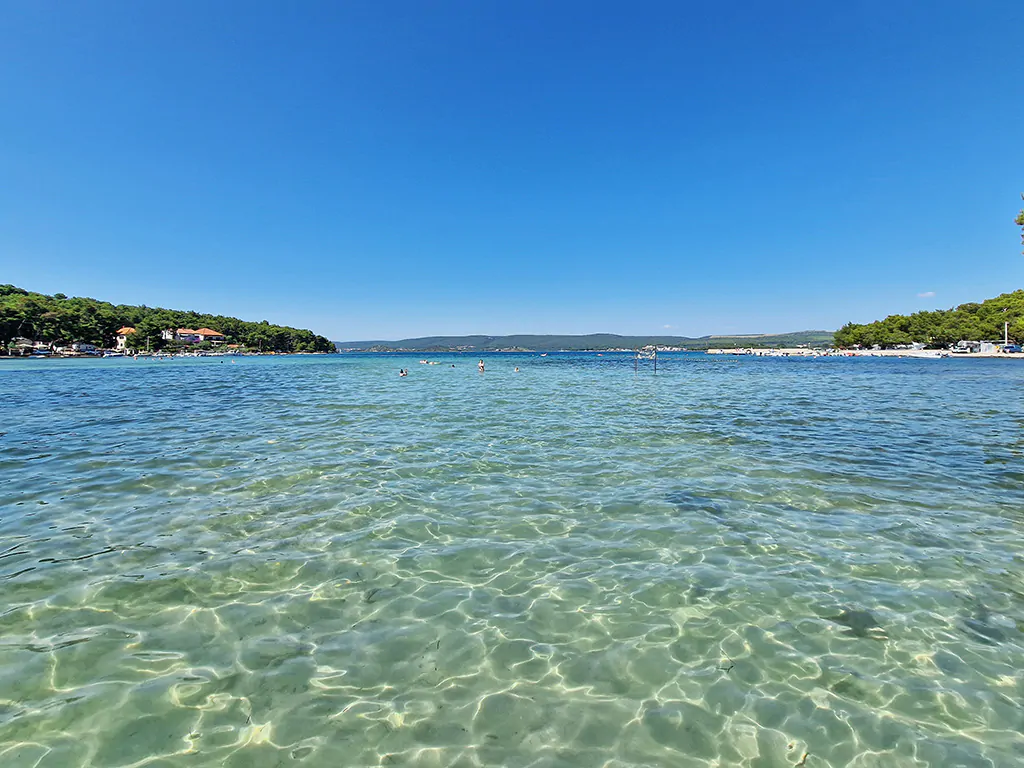 taber-discrete-loding-crystal-clear-water