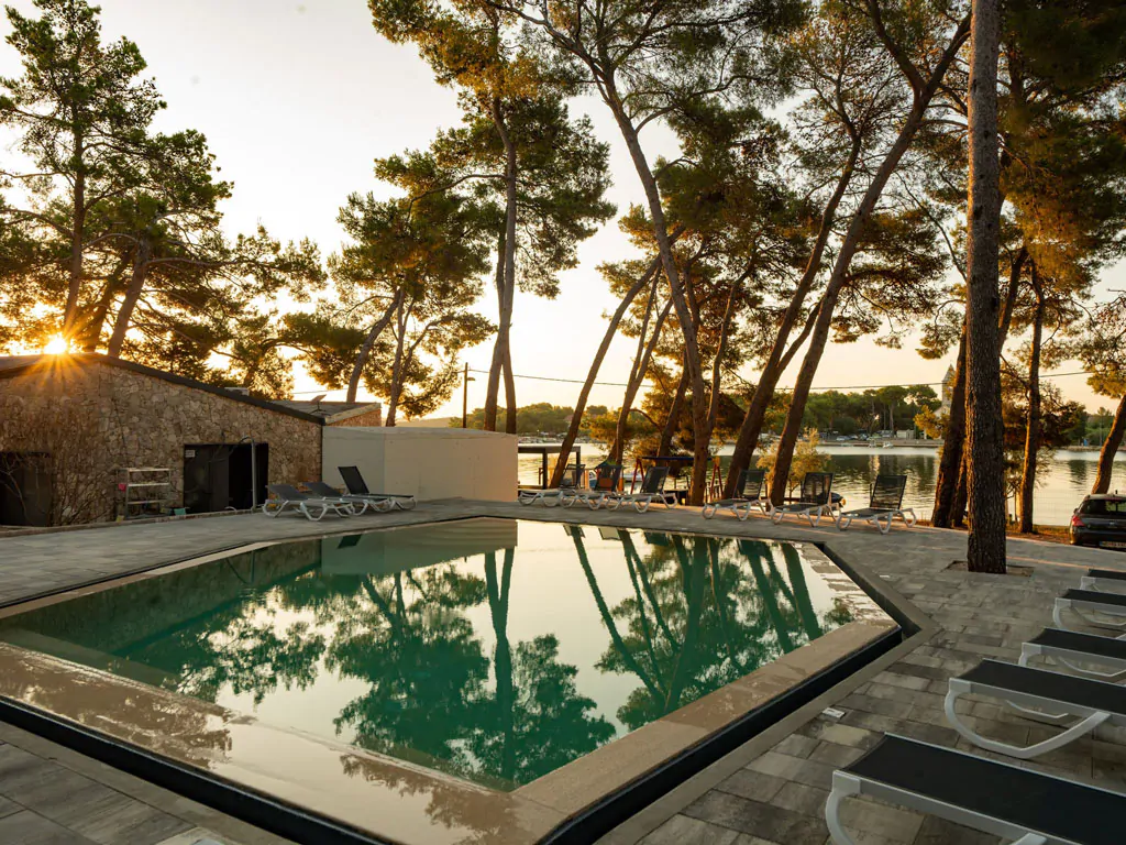taber-pasman-pool-and-sunbeds