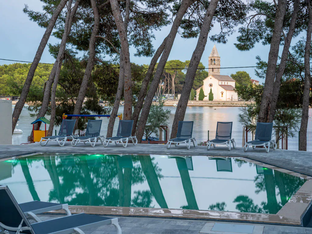 taber-pasman-pool-with-city-view