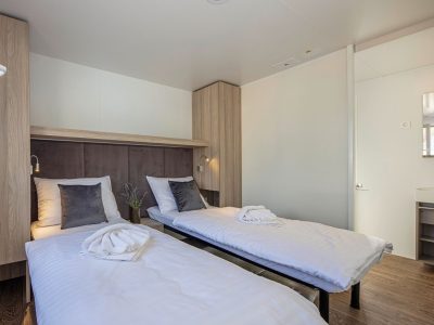 terra-park-phalaris-tamaris-camping-villa-interior-bedroom-single-beds-2
