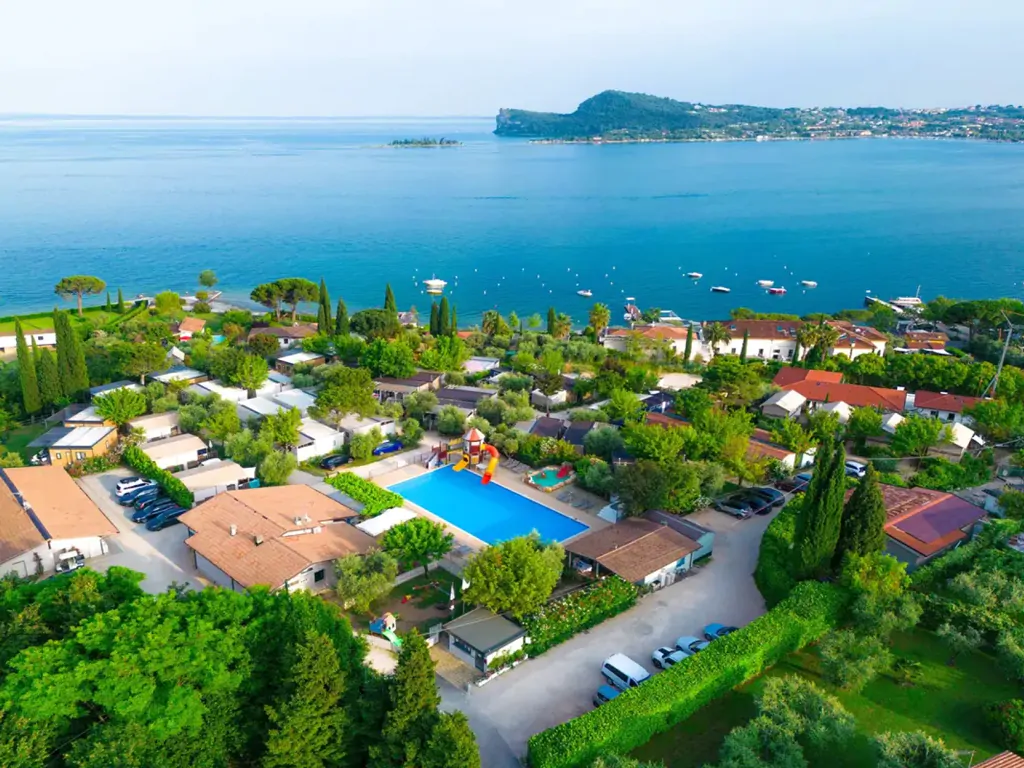 vacanze-glamping-boutique-exterior-birds-eye-view