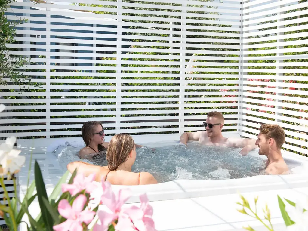 vacanze-glamping-boutique-exterior-jacuzzi