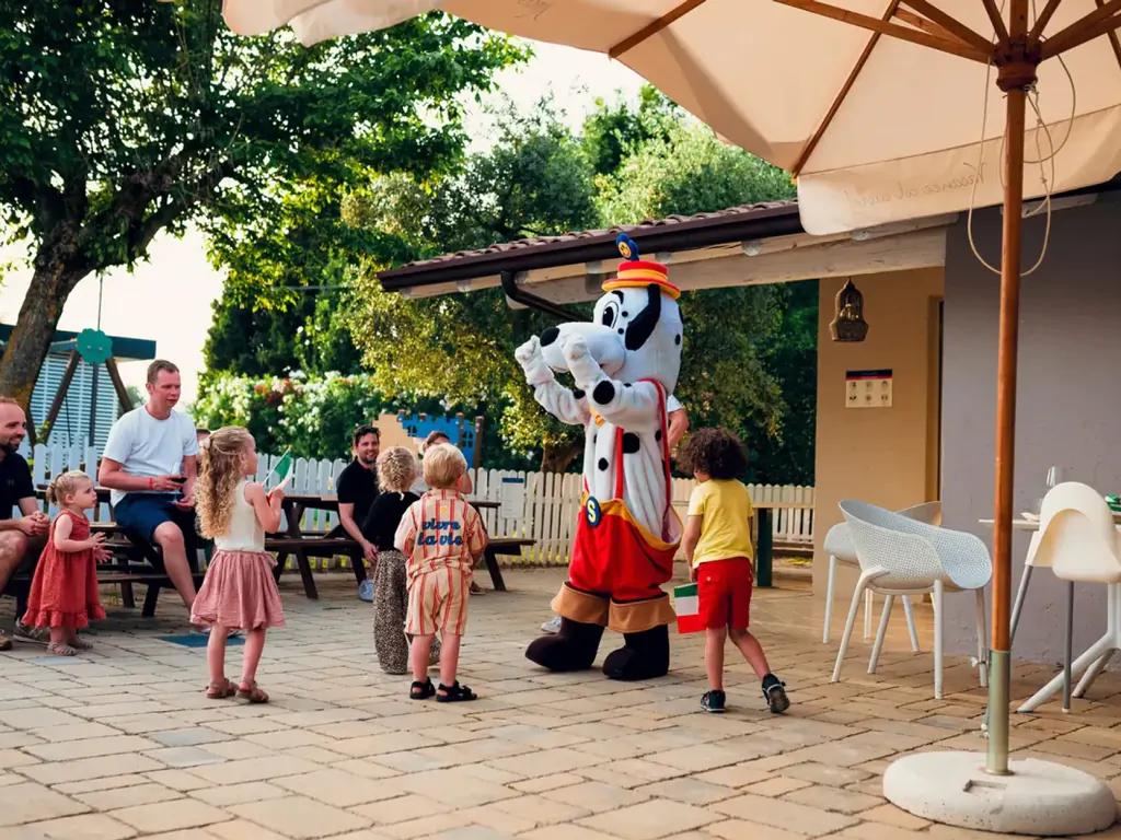 vacanze-glamping-boutique-exterior-kids-animation