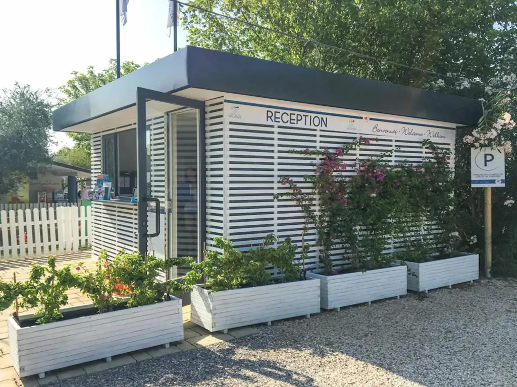 vacanze-glamping-boutique-exterior-reception