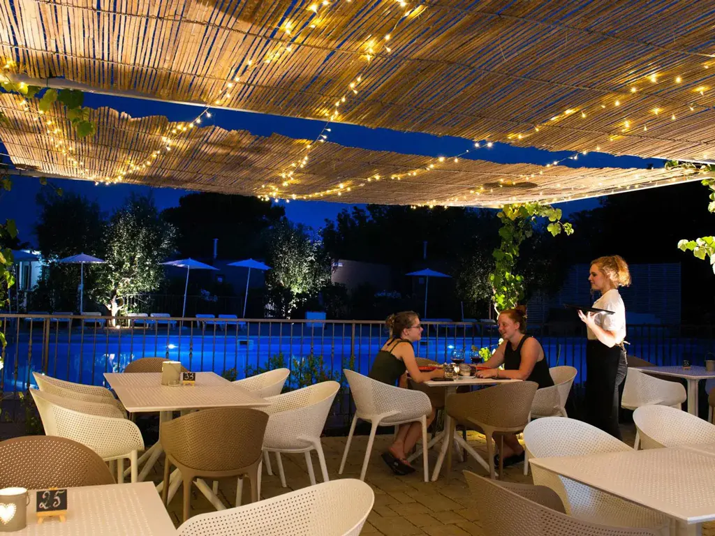 vacanze-glamping-boutique-exterior-restaurant-terrace
