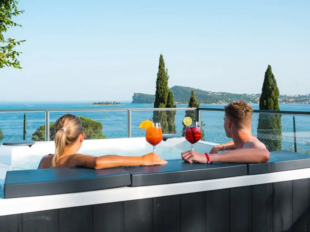 vacanze-glamping-boutique-exterior-jacuzzi-lake-view