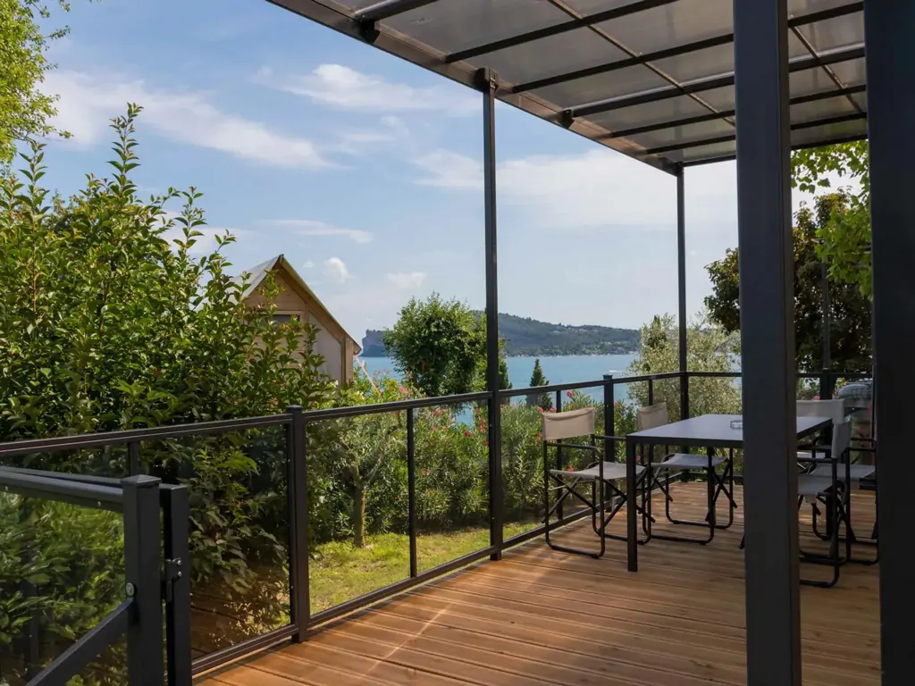 vacanze-glamping-boutique-exterior-mobile-home-terrace