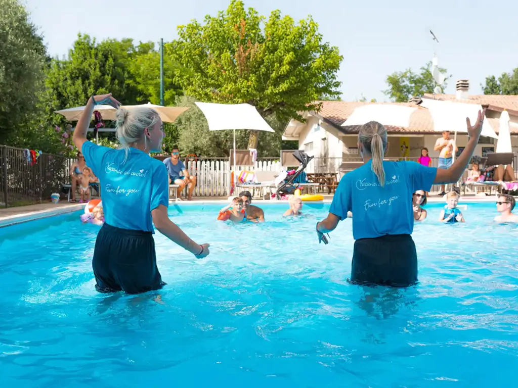 vacanze-glamping-boutique-exterior-pool-animation