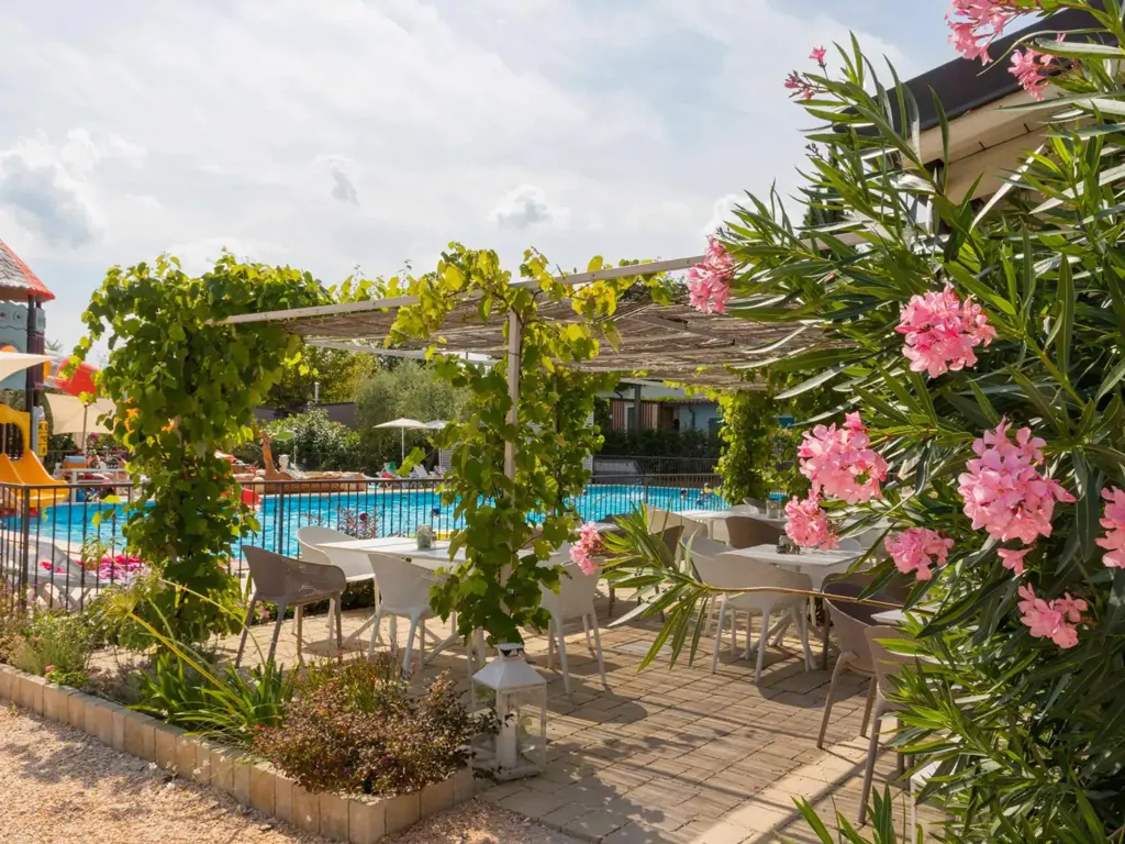 vacanze-glamping-boutique-exterior-pool-side-view