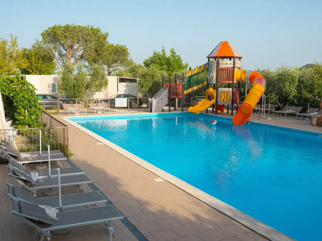 vacanze-glamping-boutique-exterior-pool-view