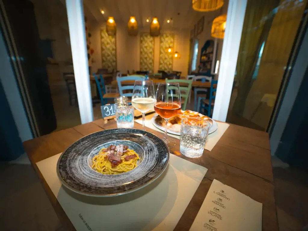 vacanze-glamping-boutique-interior-restaurant-dishes