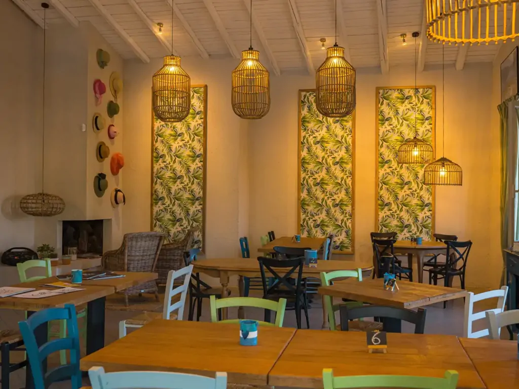vacanze-glamping-boutique-interior-restaurant-tables