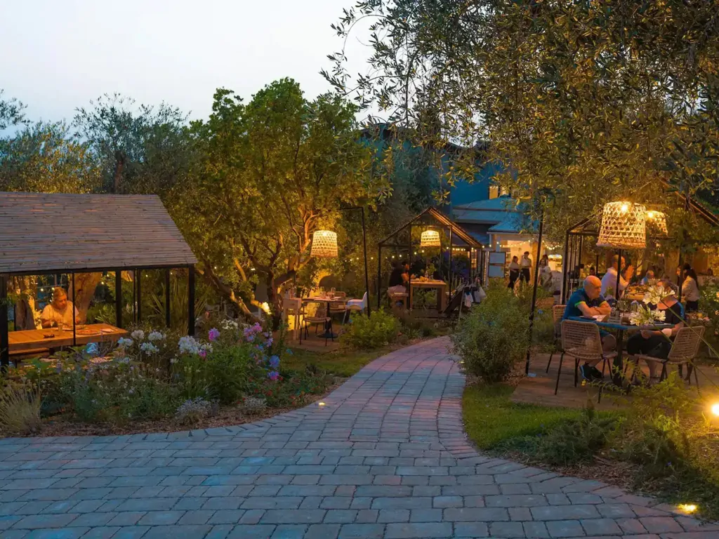 vallicella-glamping-resort-exterior-pathway-restaurant