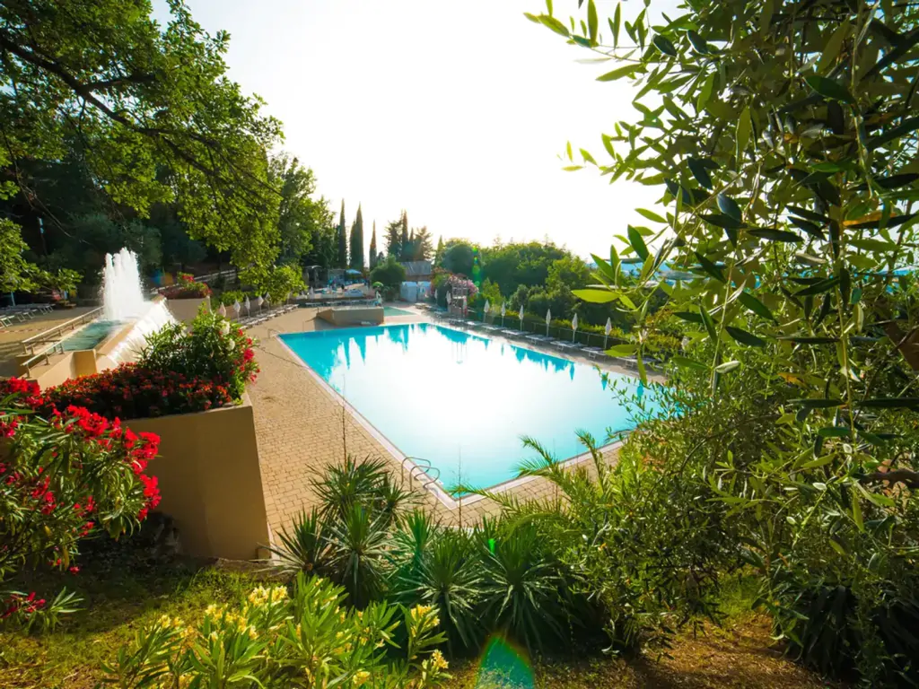 vallicella-glamping-resort-exterior-pool-view