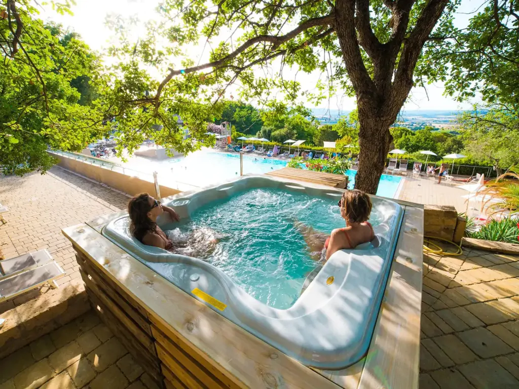 vallicella-glamping-resort-exterior-jacuzzi-view