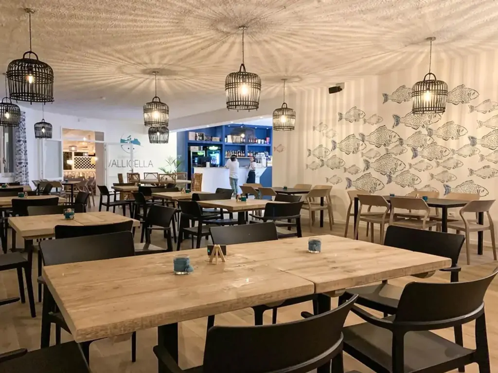 vallicella-glamping-resort-interior-restaurant-tables-ii
