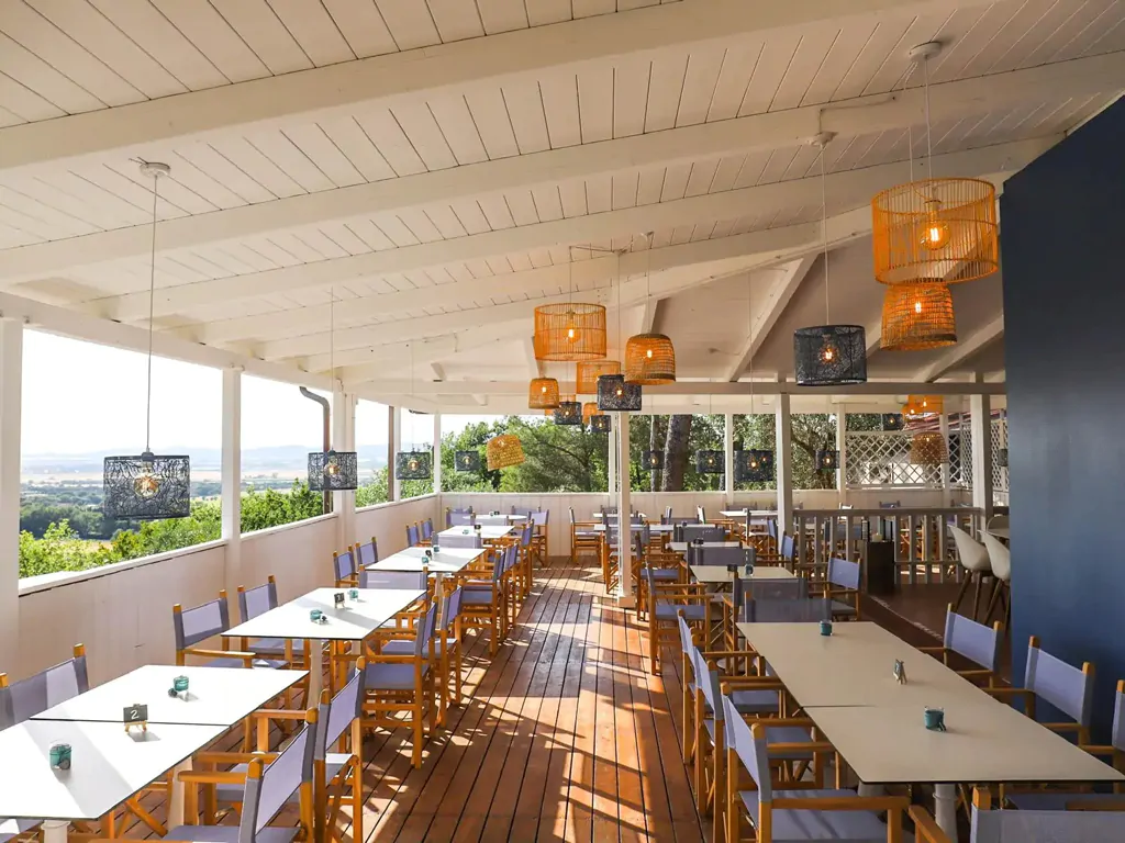 vallicella-glamping-resort-interior-restaurant-tables