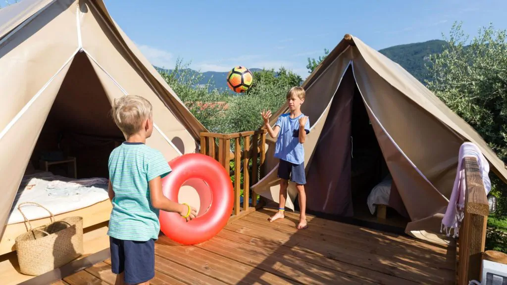 weekend-glamping-resort-air-dream-3-kids-playing