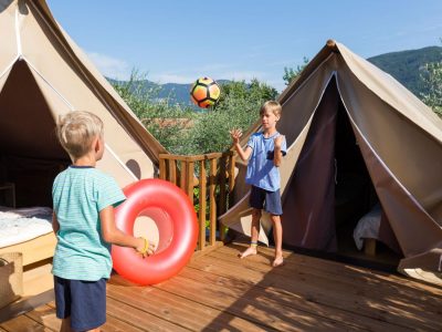 weekend-glamping-resort-air-dream-3-kids-playing