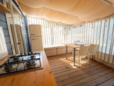 weekend-glamping-resort-cottage-clever-kitchen
