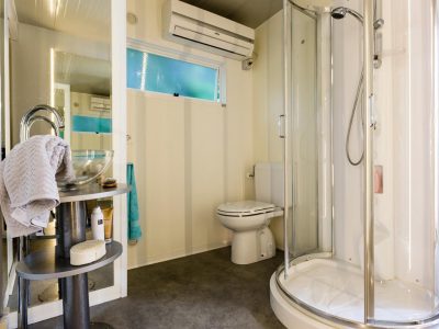 weekend-glamping-resort-cottage-interior-bathroom
