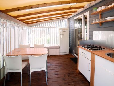weekend-glamping-resort-cottage-interior-kitchen