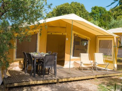 weekend-glamping-resort-glampingtent-exterior-terrace