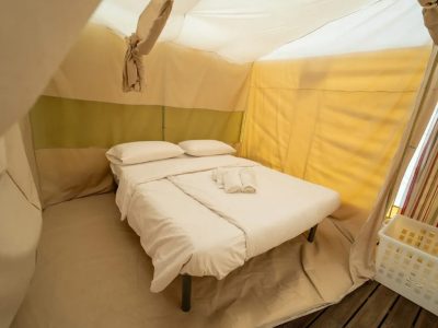 weekend-glamping-resort-glampingtent-interior-double-bed
