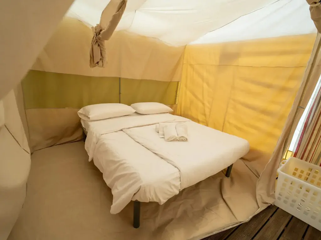 weekend-glamping-resort-glampingtent-interior-double-bed