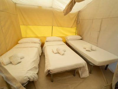 weekend-glamping-resort-glampingtent-interior-single-beds