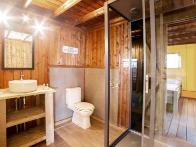 weekend-glamping-resort-safari-lodge-bathroom