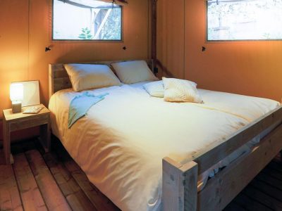 weekend-glamping-resort-safari-lodge-bedroom