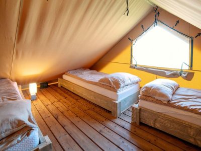 weekend-glamping-resort-safari-lodge-bedroom-single-beds