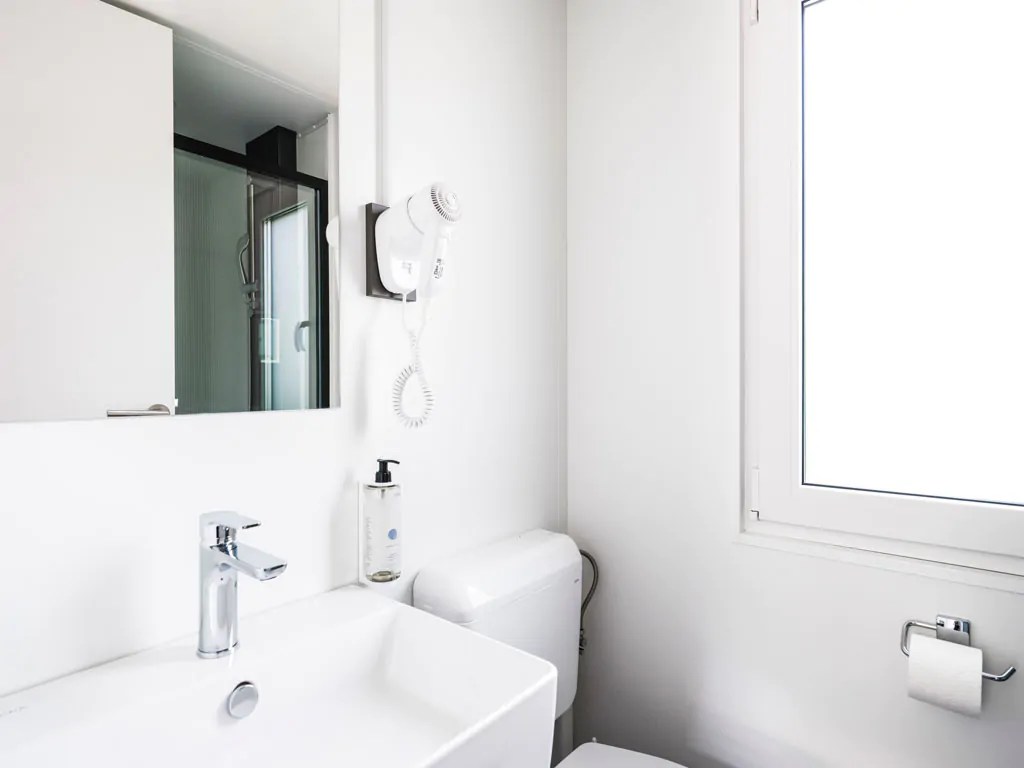 zaton-holiday-resort-deluxe-family-interior-bathroom