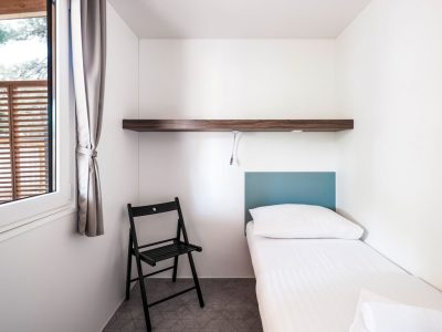 zaton-holiday-resort-deluxe-family-interior-bedroom-single-bed