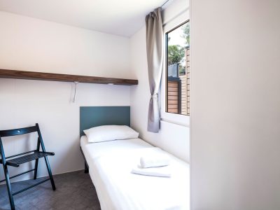zaton-holiday-resort-deluxe-family-interior-bedroom-single-bed-view