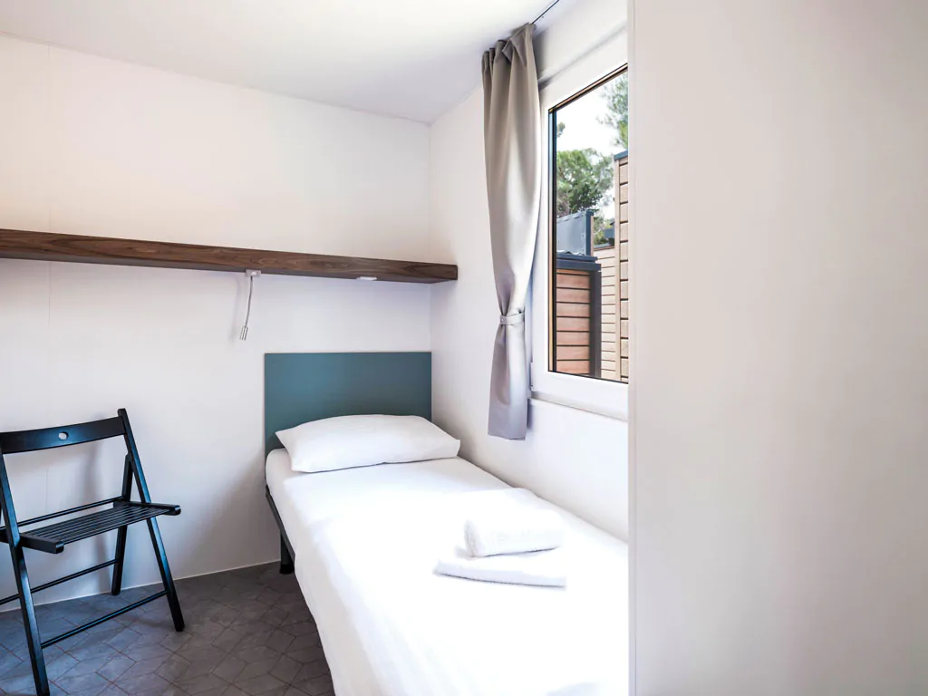 zaton-holiday-resort-deluxe-family-interior-bedroom-single-bed-view