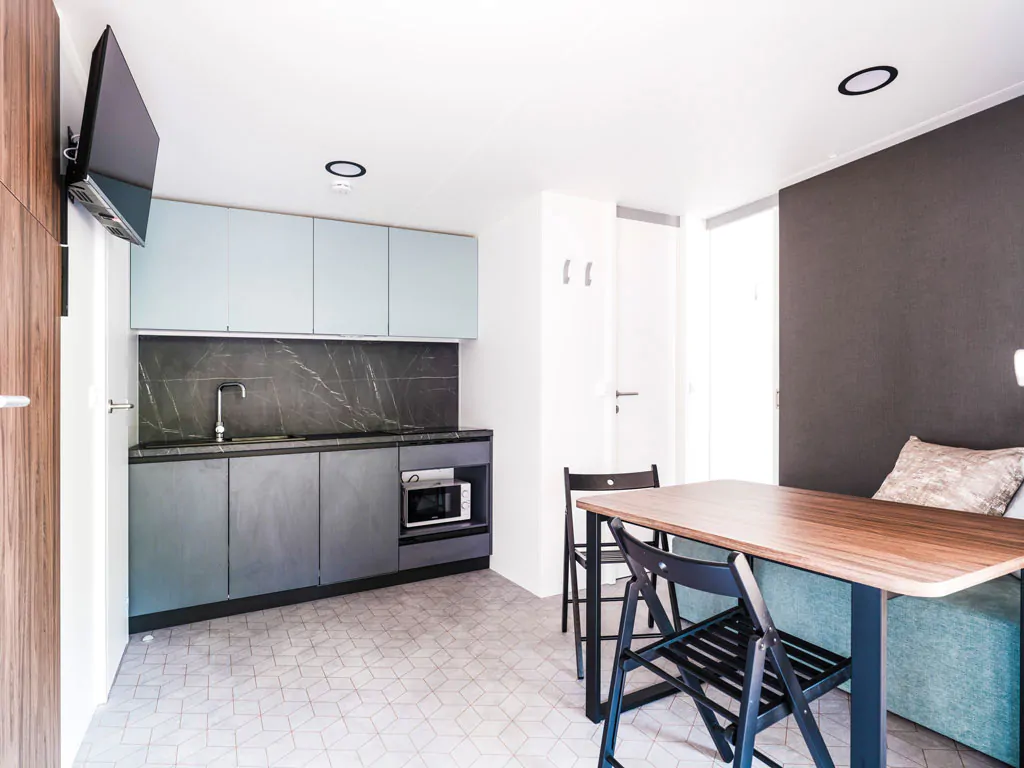 zaton-holiday-resort-deluxe-family-interior-kitchen