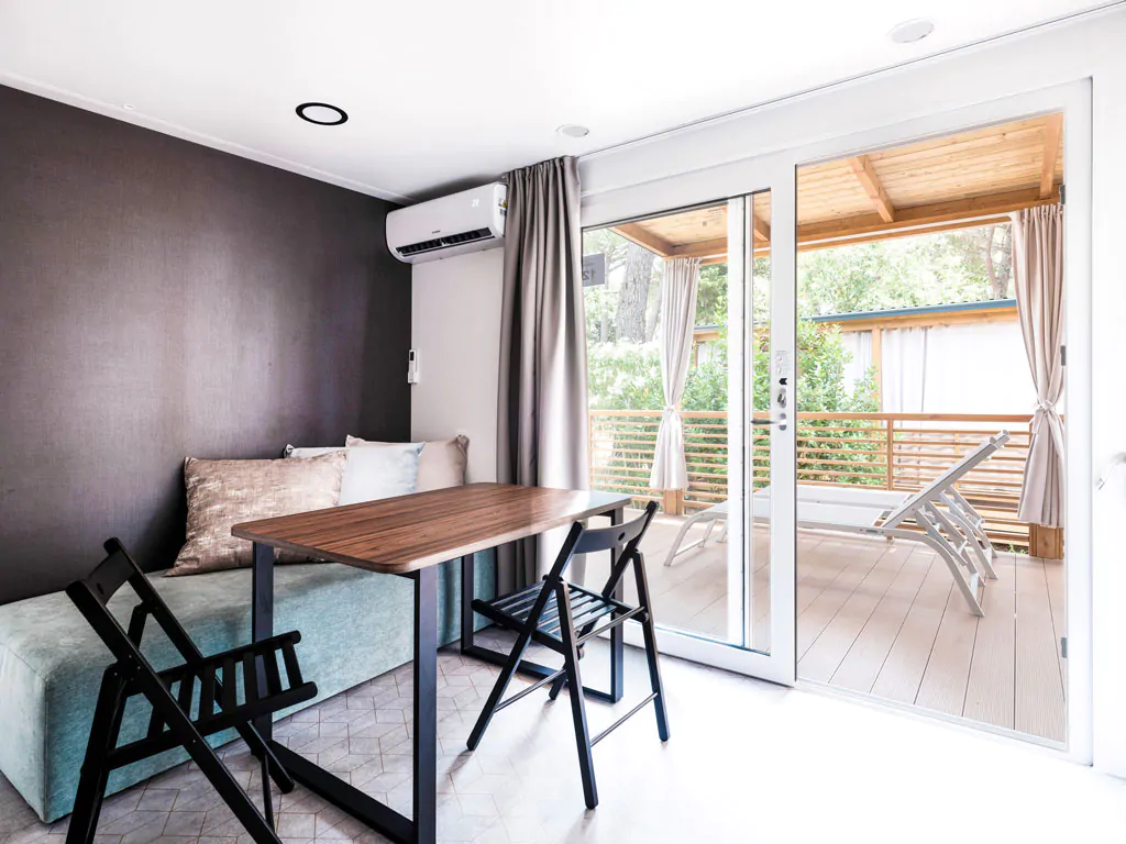 zaton-holiday-resort-deluxe-family-interior-living-room-and-terrace