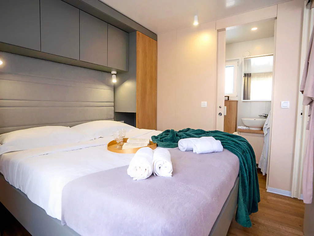 campsite-bivillage-mobile-home-premium-interior-bedroom-double-bed-ii