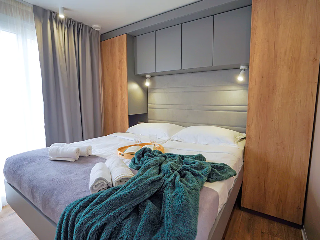 campsite-bivillage-mobile-home-premium-interior-bedroom