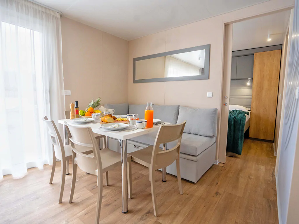 campsite-bivillage-mobile-home-premium-interior-living-room-dining-table