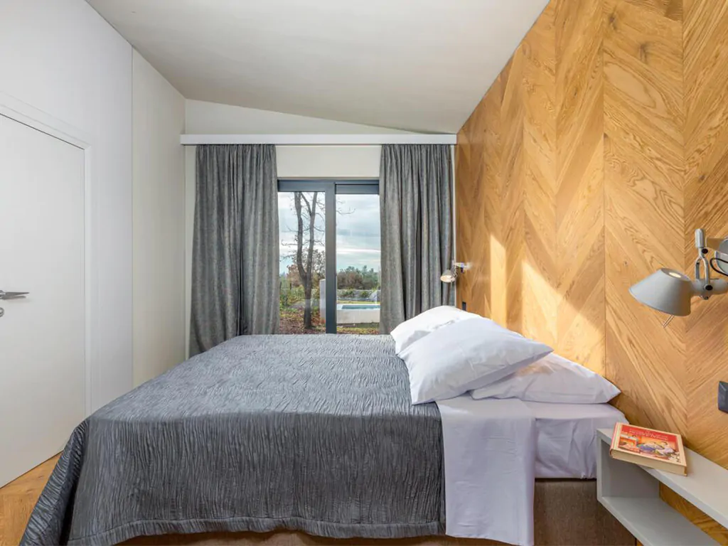campsite-papafigo-villa-voliera-interior-bedroom-double-bed-i