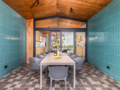 campsite-papafigo-villa-voliera-interior-dining-table